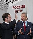 Перед посещением павильона России на выставке «ЭКСПО-2010». С Министром промышленности и торговли Виктором Христенко.