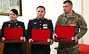 В знак боевых заслуг военнослужащие – участники специальной военной операции награждены именным табельным оружием. Кроме того, Владимир Путин вручил бойцам памятные значки – копии президентского штандарта.