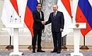 С Президентом Индонезии Джоко Видодо. Фото ТАСС