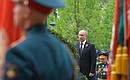 Владимир Путин возложил венок к Могиле Неизвестного Солдата в Александровском саду.