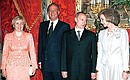 С Королем Испании Хуаном Карлосом I и Королевой Софией (справа) перед началом официального обеда в королевском дворце Ориенте.