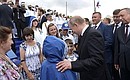 По окончании Главного военно-морского парада Владимир Путин кратко пообщался с пострадавшими от паводка в Иркутской области, которые в качестве гостей приехали на празднование Дня ВМФ.