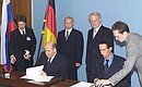 Russian President Vladimir Putin and German President Johannes Rau during the bilateral documents signing ceremony.
