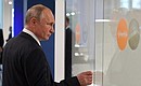 Владимир Путин осмотрел павильоны московских технических мастерских досугово-образовательного комплекса «Техноград» на ВДНХ.