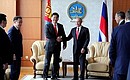 С Премьер-министром Монголии Ухнагийн Хурэлсухом.