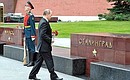 В День памяти и скорби Владимир Путин возложил венок к Могиле Неизвестного солдата у Кремлёвской стены и цветы к памятным знакам, установленным в честь городов-героев и городов воинской славы.