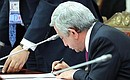 President of Armenia Serzh Sargsyan signing the documents following the meeting of the Supreme Eurasian Economic Council.