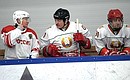 С Александром Лукашенко в ходе товарищеского хоккейного матча. Фото: Дмитрий Азаров, «Коммерсантъ»