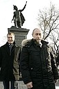 С Первым заместителем Председателя Правительства Дмитрием Медведевым у памятника основателю города атаману Платову.