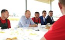 Во время встречи с работниками сельскохозяйственного производственного кооператива «Россия».
