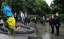 Возложение венков к Вечному огню в парке Славы. С Президентом Украины Виктором Януковичем.