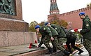 Members of the Vympel military and patriotic centre and Russia’s Search Movement during the ceremony to lay flowers at the monument to Kuzma Minin and Dmitry Pozharsky.