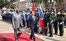 Официальная церемония встречи Президента России, прибывшего в Анголу с визитом. С Президентом Анголы Жозе Эдуарду душ Сантушем.