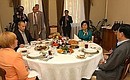Ужин с Председателем КНР Ху Цзиньтао, его супругой Лю Юнцин и Людмилой Путиной.