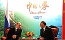В ходе посещения Китайского дома. С председателем Олимпийского комитета КНР Лю Пэном.