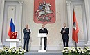 Владимир Путин поздравил Сергея Собянина с официальным вступлением в должность мэра Москвы.