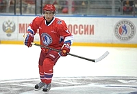 Президент России Владимир Путин во время гала-матча хоккеистов-любителей и звёзд отечественного хоккея, организованном Ночной хоккейной лигой в Сочи