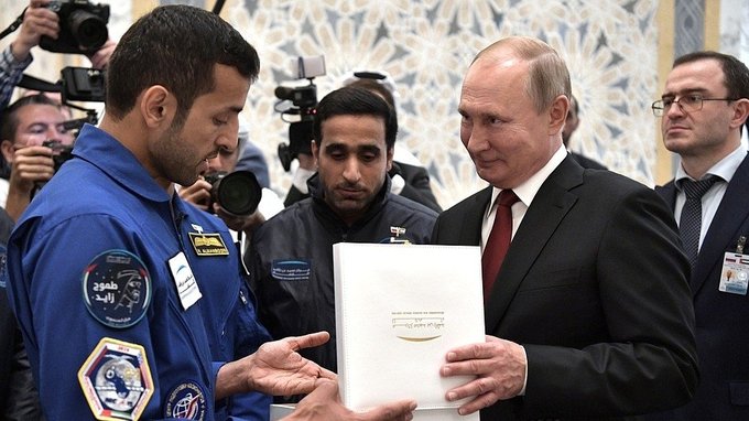 Владимир Путин кратко пообщался с командой астронавтов из ОАЭ