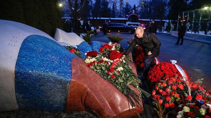 Владимир Путин возложил цветы к могиле первого Президента России Бориса Ельцина