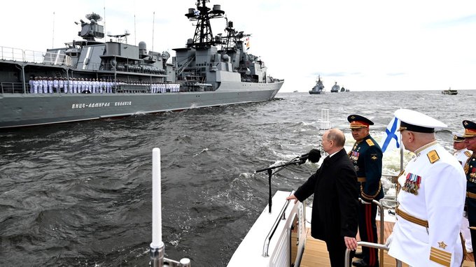 Осмотр парадной линии боевых кораблей в акватории Финского залива