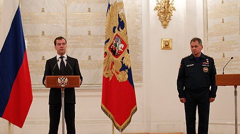 Церемония вручения знамени МЧС России