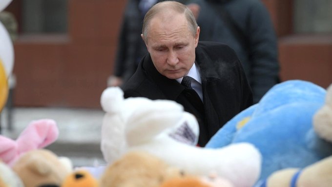 Владимир Путин почтил память погибших при пожаре в Кемерове