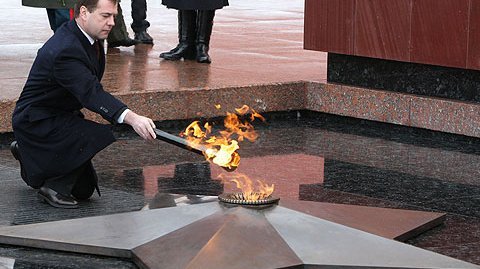 Вечный огонь вновь зажжён на Могиле Неизвестного Солдата у Кремлёвской стены