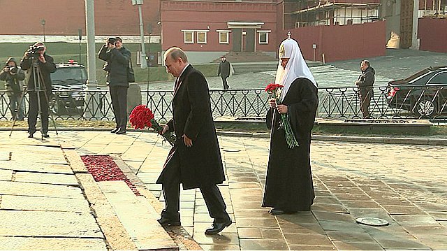 Церемония возложения цветов к памятнику Кузьме Минину и Дмитрию Пожарскому