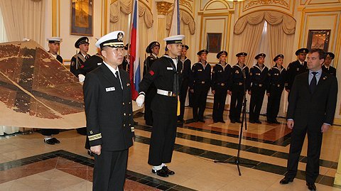 Церемония передачи России флага крейсера «Варяг»