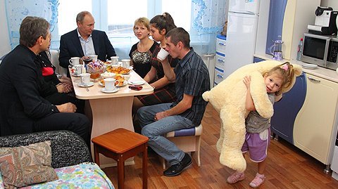 Владимир Путин побывал в гостях у Александра и Армине Загурских, получивших квартиру в новом микрорайоне Крымска – «Надежда»