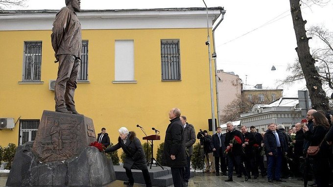 Monument to Alexander Solzhenitsyn unveiled in Moscow