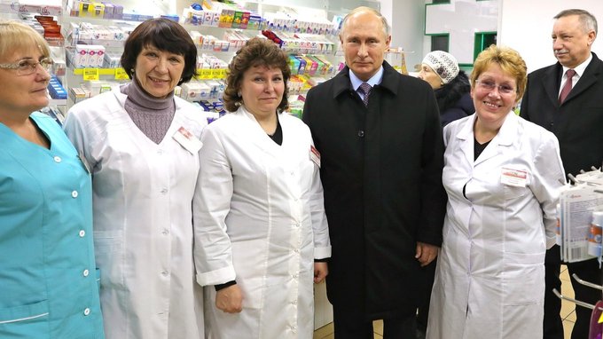 Владимир Путин посетил одну из аптек Санкт-Петербурга