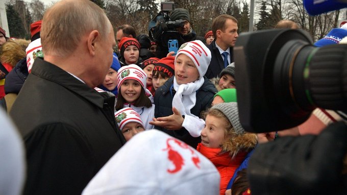 Владимир Путин встретился с детьми, приехавшими на новогоднюю ёлку в Кремль