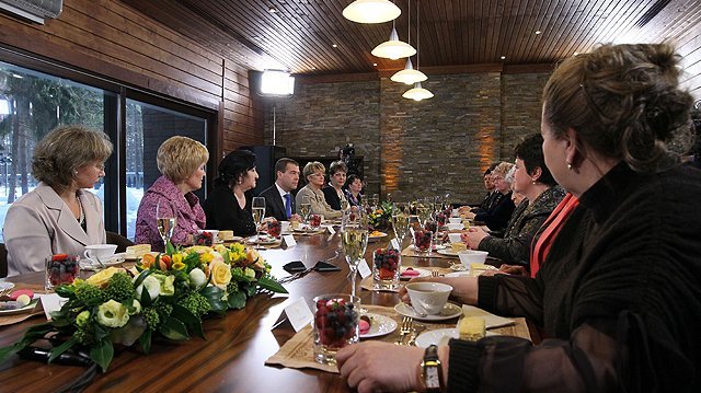 В канун 8 Марта Президент встретился с женщинами, удостоенными государственных наград