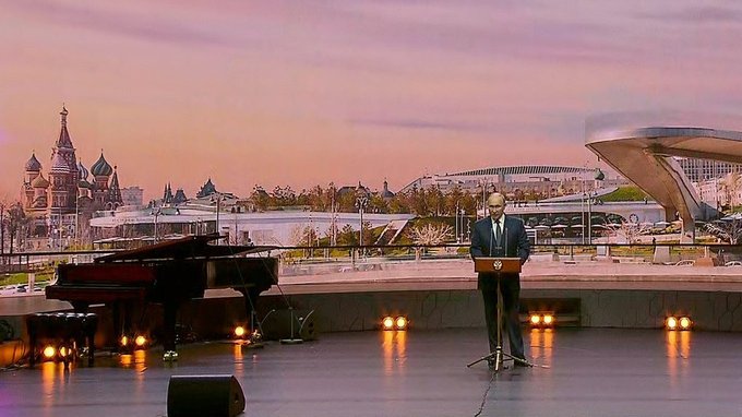 Владимир Путин поздравил москвичей с Днём города