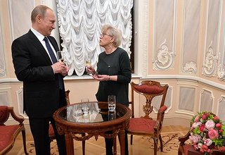 Владимир Путин поздравил Алису Фрейндлих с юбилеем