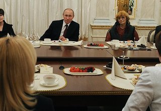 Владимир Путин поздравил российских женщин с 8 Марта