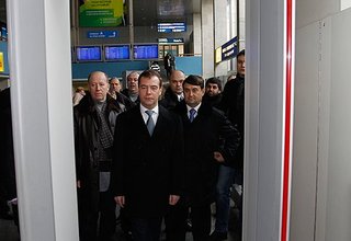 Дмитрий Медведев проверил обеспечение безопасности в аэропорту Внуково