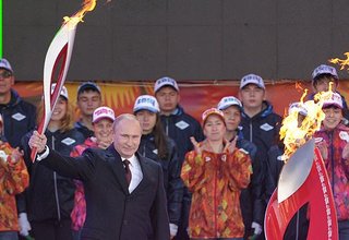 Владимир Путин дал старт эстафете олимпийского огня в России