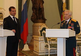 Дмитрий Медведев поздравил Михаила Калашникова с 90-летием