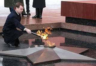 Вечный огонь вновь зажжён на Могиле Неизвестного Солдата у Кремлёвской стены
