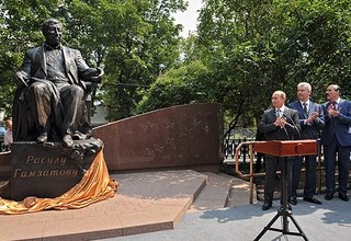 Выступление на церемонии открытия памятника дагестанскому поэту и общественному деятелю Расулу Гамзатову