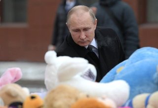 Владимир Путин почтил память погибших при пожаре в Кемерове