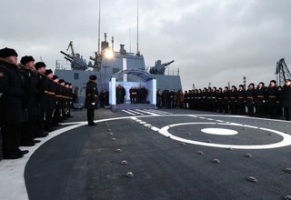 Церемония подъёма флага на поступающих в состав ВМФ кораблях