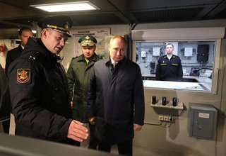 Владимир Путин осмотрел корвет «Гремящий»