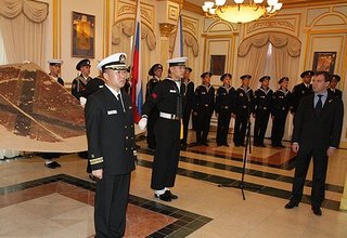 Церемония передачи России флага крейсера «Варяг»