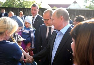 Владимир Путин посетил аварийный дом в Ижевске