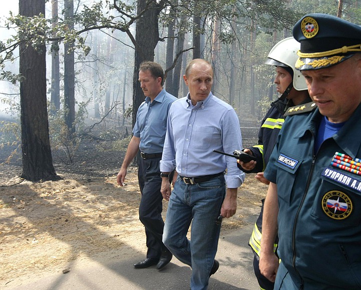 Владимир Путин посетил места проведения работ по устранению очагов лесных пожаров.